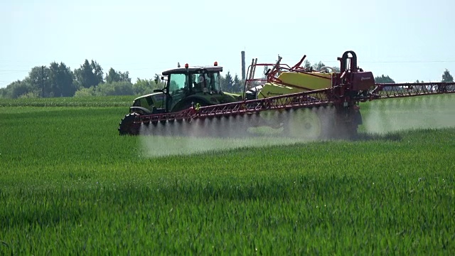 农用拖拉机向麦田喷洒除草剂、杀虫剂和杀虫剂视频素材