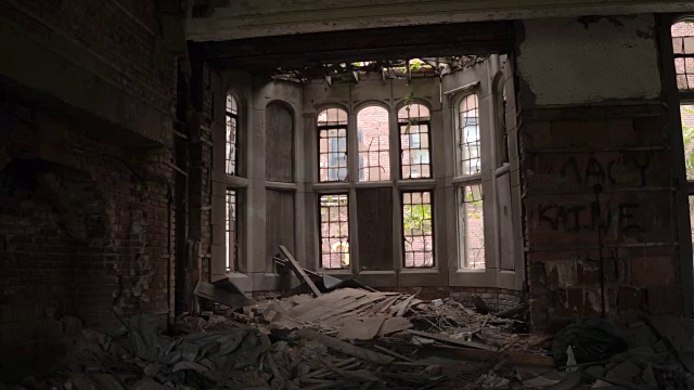 近距离观察:在废弃的卫理公会教堂，毁坏的小教堂和破碎的窗户视频素材