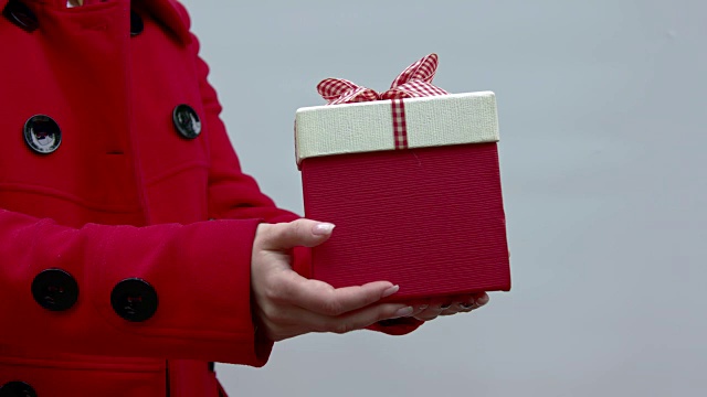一个女人拿出一个礼品盒视频素材