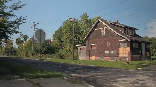 在美国阳光明媚的底特律，毁坏的道路和废弃的房屋视频下载