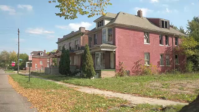 特写:底特律的两座半独立式的废弃房屋视频素材