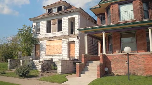 靠近底特律美丽的半独立式房子旁边的废弃的腐烂的家视频素材