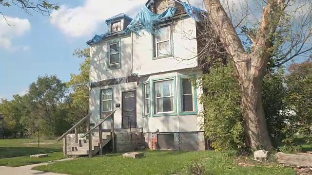 近距离观察衰败的底特律贫民窟中被遗弃的木板房子的废墟视频素材