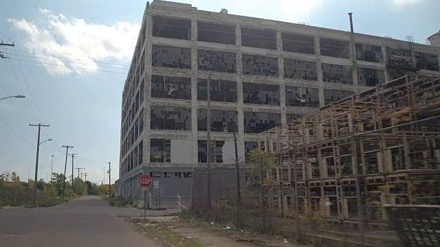 特写:开车前往底特律废弃的Fisher Body Plant 21的废墟视频素材