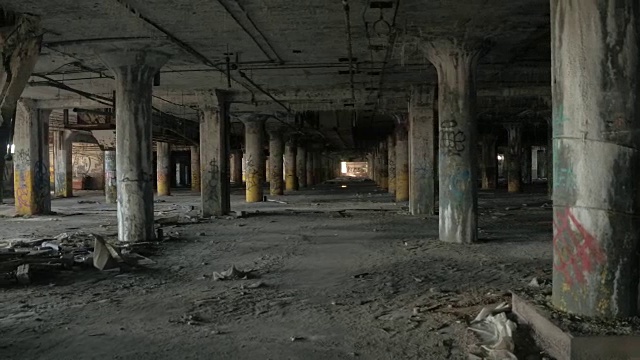特写:在废弃腐朽的地下停车场里，一排排的混凝土柱子视频素材