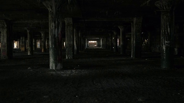 特写:在荒凉的底特律，肮脏的、废弃的、腐烂的地下车库视频素材