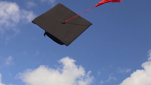 36、学术帽在蓝天上上下飞舞，同学们庆祝毕业视频素材