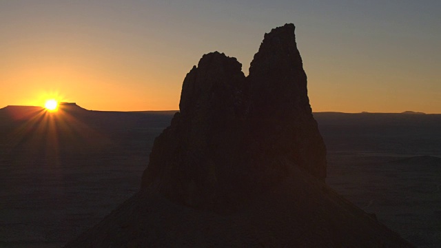 空中镜头:日出时第一缕阳光穿过岩石火山山顶视频素材