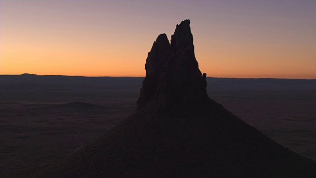航拍:在日出前环绕非凡的外太空沙漠景观飞行视频素材