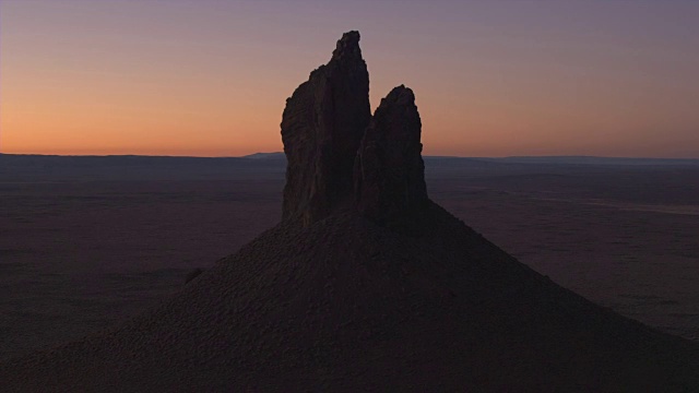 航拍:美国怀俄明州，日出前，在野猪塔斯克火山残余周围飞行视频素材