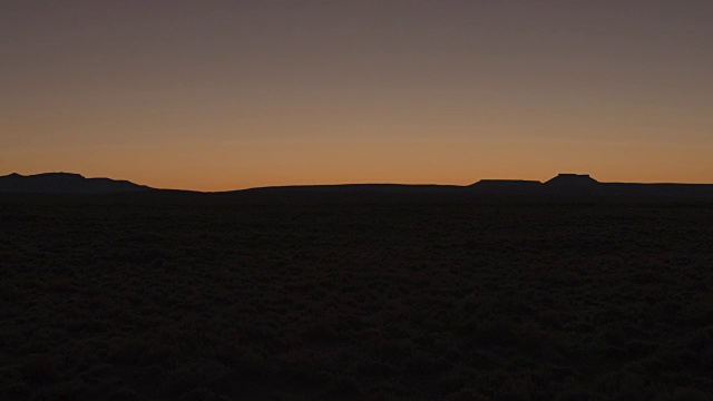空中低角度:在日出前的黎明时分，在茂密的沙漠上空低空飞行视频素材