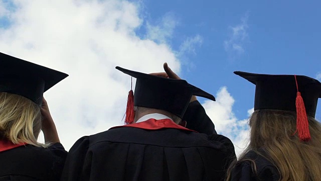 大学毕业生把学术帽抛向蓝天，展望未来视频素材