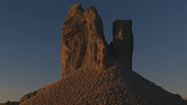 空中摄影:日出时分，在火山沙漠中，飞翔在岩石嶙峋的野猪塔斯克地标上视频素材
