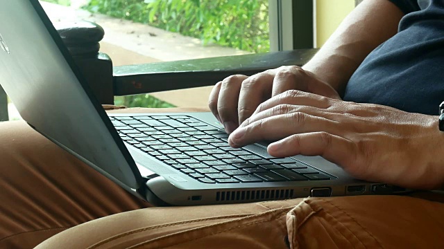 男人的手使用笔记本电脑视频素材