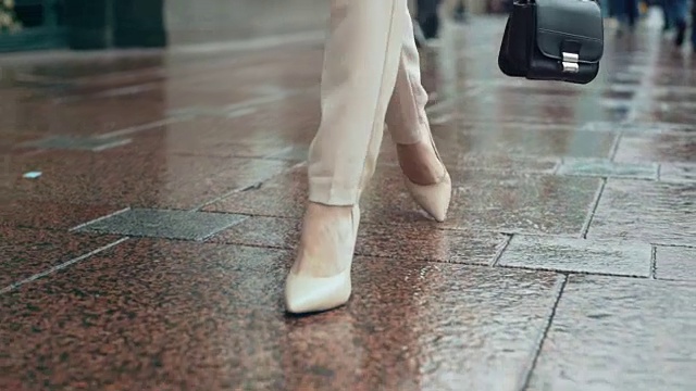 性感女商人的脚走在街上视频下载