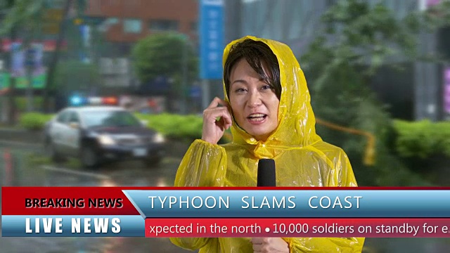 亚洲女性电视天气记者报道飓风视频素材