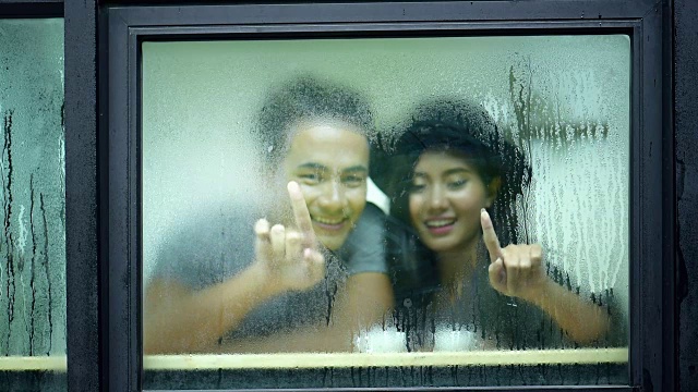 情人把心写在雨滴窗前视频素材