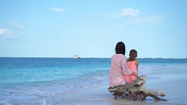 一个妈妈和一个小女孩在热带海滩上视频素材