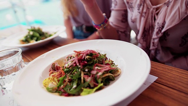 年轻女子在岛上度假吃地中海沙拉视频素材