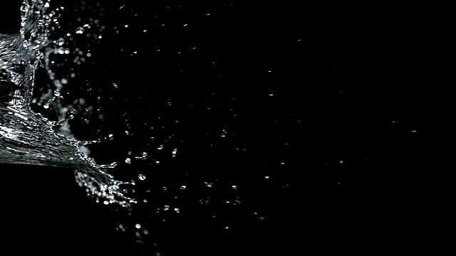 水喷出来的黑色背景，慢镜头4K视频素材