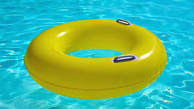 有一个亮黄色充气圈的游泳池视频下载