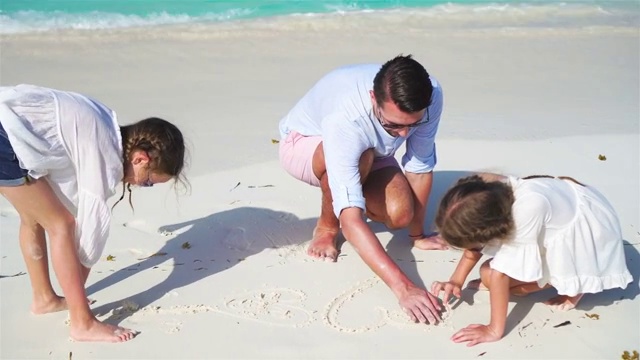 幸福的家庭在热带海滩玩得开心。父亲和孩子们在白色的沙滩上享受假期视频下载