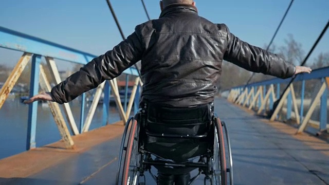 残疾人，男性残疾人坐轮椅，残疾人骑视频下载