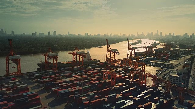 工业港口与集装箱，鸟瞰图视频素材