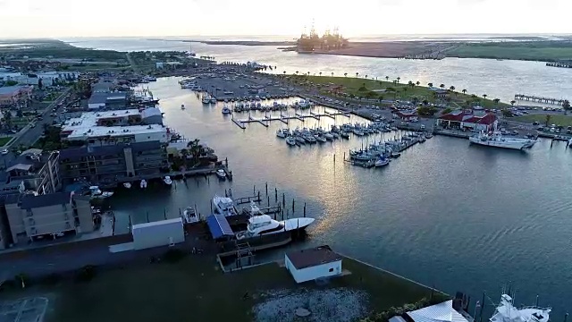 美国德克萨斯州阿兰萨斯港码头宁静的阳光明媚的一天，在帕德雷岛的完美的一天缓慢前进视频下载