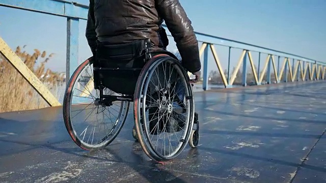 残疾人在桥上开车，残疾人自信，男性残疾人视频下载