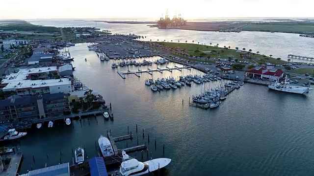 美国德克萨斯州阿兰萨斯港码头宁静的阳光明媚的一天，是在Padre岛的完美的一天视频下载