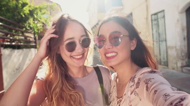 年轻的女游客在意大利古镇自拍视频购买