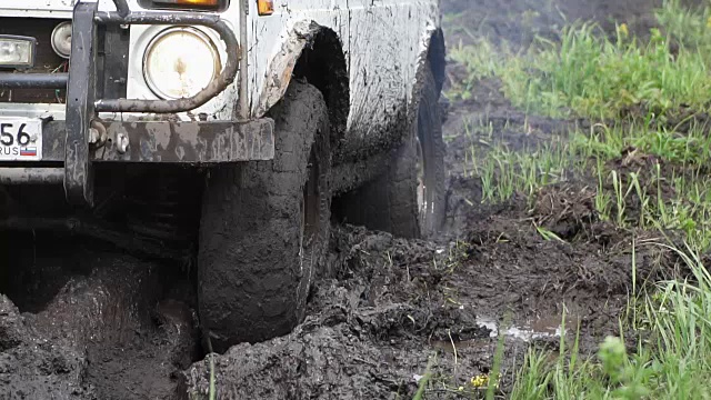 越野。吉普车在泥泞中行驶视频素材