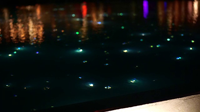 星光池模糊美丽的灯光，照亮餐厅旁边的光纤灯视频下载