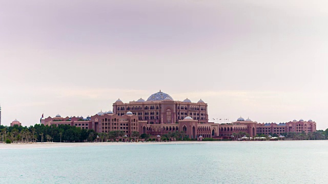 日落阿布扎比著名的阿联酋皇宫酒店海湾全景4k时间流逝阿联酋视频下载