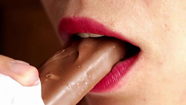 吃焦糖，巧克力棒的女人，就在附近视频素材