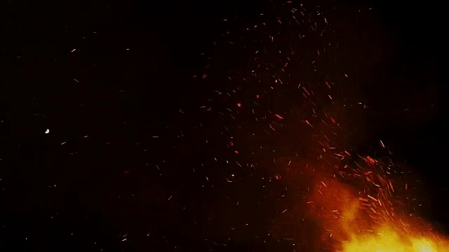 燃烧着的篝火灰烬飞向夜空视频素材