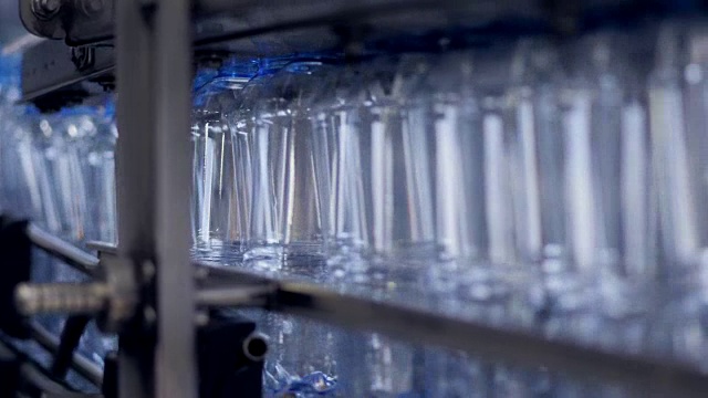 瓶装水生产工厂生产瓶装水的过程视频下载