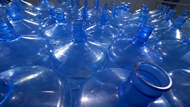 许多19升的塑料瓶用于饮用水分配。视频下载