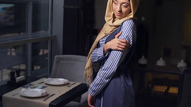 一个年轻貌美的穆斯林妇女戴着头巾的肖像视频下载