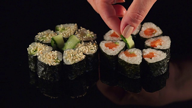日本厨师制作寿司的特写镜头。视频素材