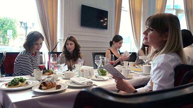 女人们在餐厅开会视频下载