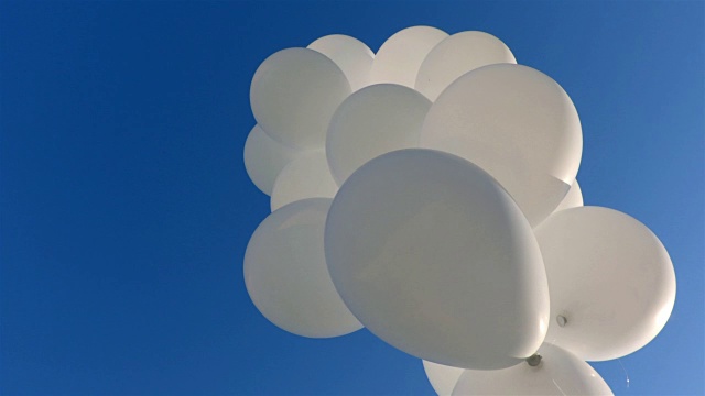 白色的气球和蓝色的天空作为背景视频下载