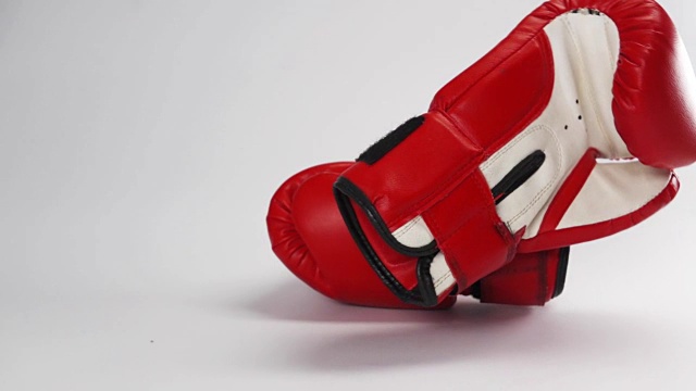 一双红色皮革拳击手套掉落和反弹孤立在白色视频下载
