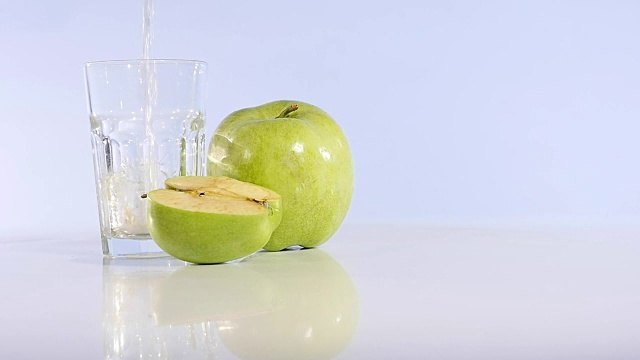 把苹果汁倒进玻璃杯里。苹果酒。新鲜的苹果视频素材