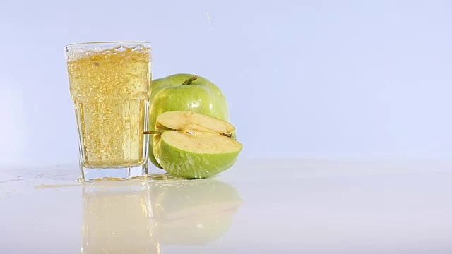 把苹果汁倒进玻璃杯里。苹果酒。新鲜的苹果视频素材