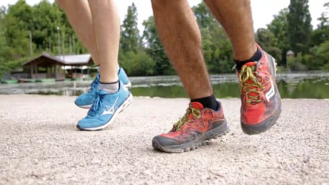 男人们在出发跑步前穿上运动鞋视频下载