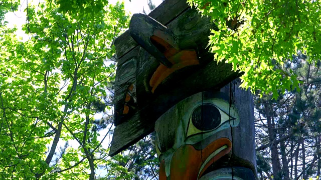 土著图腾柱近距离，不列颠哥伦比亚省第一民族印第安人极点艺术视频下载