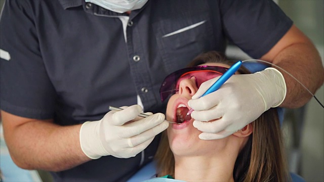 牙医用激光提供牙齿治疗视频素材
