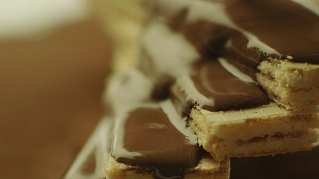 液态巧克力覆盖在脆皮华夫饼上视频素材